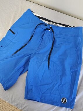 Mens Volcom Bright Blue Boardshorts Size 33